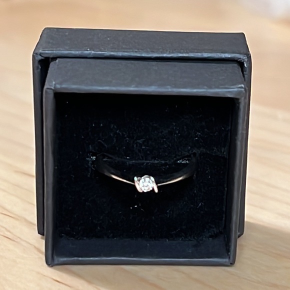 🔥Genuine .12tdw 10KT White Gold Diamond Ring size 8 - Picture 2 of 14